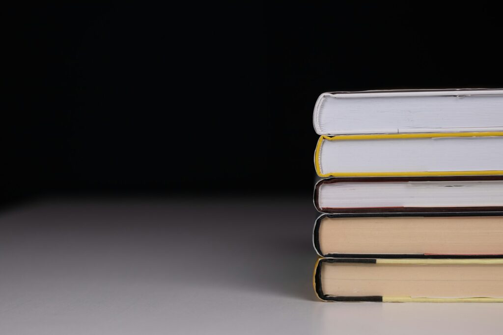 Якісні книги про фінансову грамотність можуть ознайомити з основними поняттями, або навіть надати конкретні рекомендації.